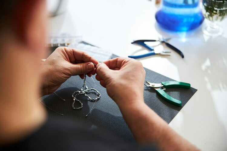 Cómo limpiar joyas de acero inoxidable sin dañarlas