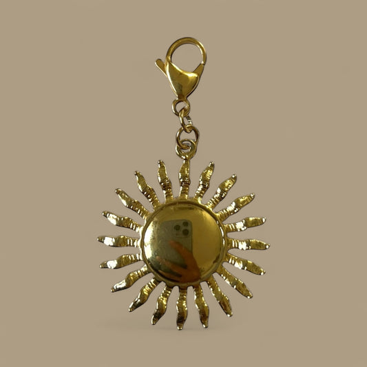 Charm sol dorado