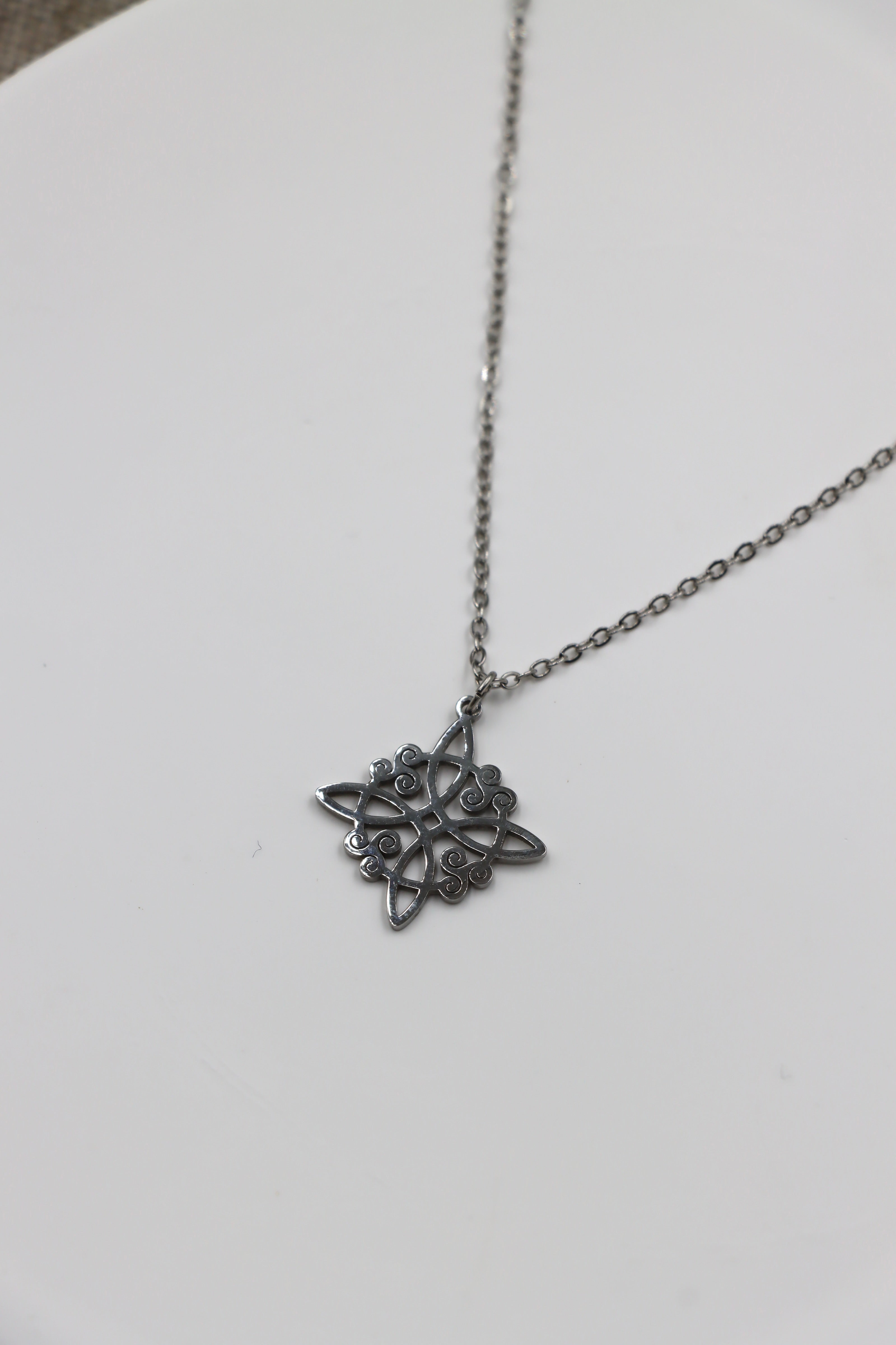 Collar Nudo de Bruja